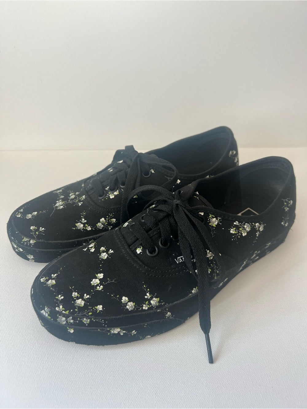 Vans nwot Black Canvas Sneakers with White & Green Floral Print